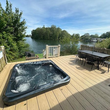 Lakeside Retreat 2 With Hot Tub, Private Fishing Peg Situated At Tattershall Lakes Country Park Exterior photo