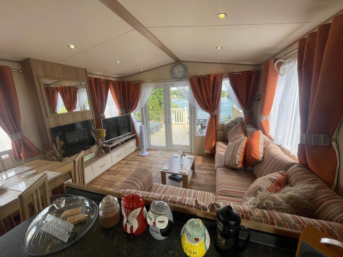 Lakeside Retreat 2 With Hot Tub, Private Fishing Peg Situated At Tattershall Lakes Country Park Exterior photo