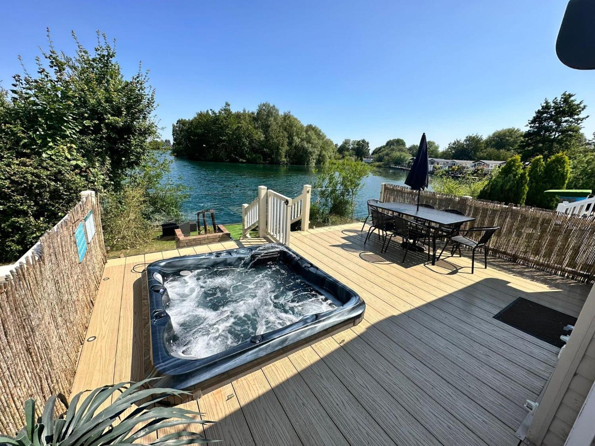 Lakeside Retreat 2 With Hot Tub, Private Fishing Peg Situated At Tattershall Lakes Country Park Exterior photo