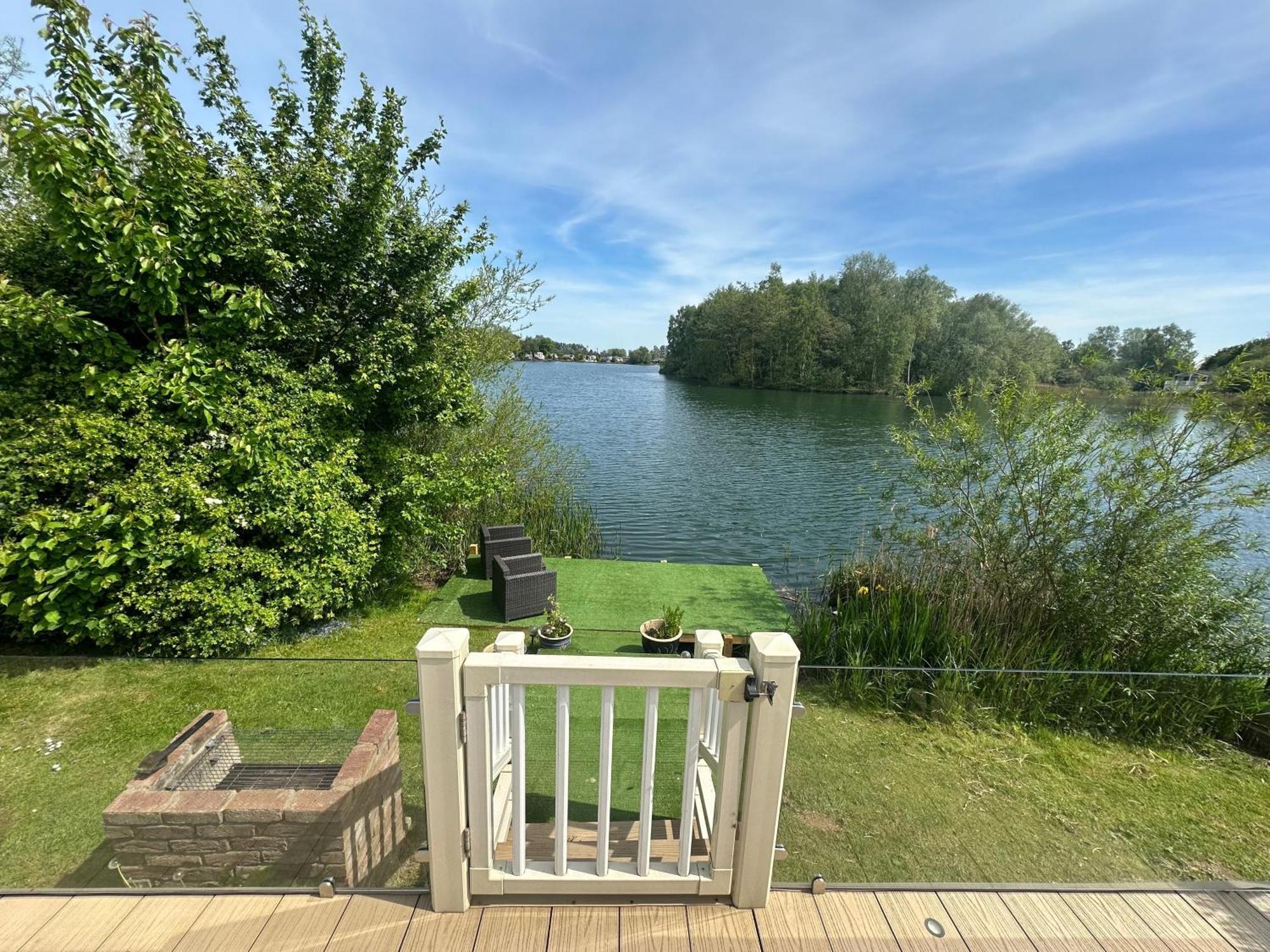 Lakeside Retreat 2 With Hot Tub, Private Fishing Peg Situated At Tattershall Lakes Country Park Exterior photo