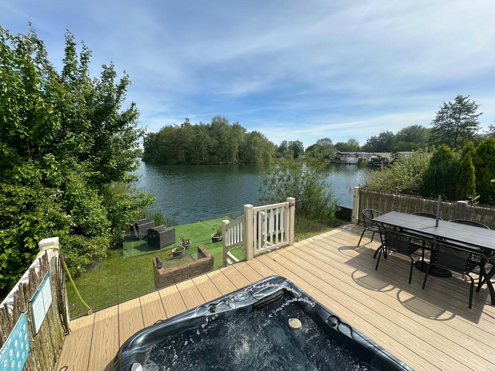 Lakeside Retreat 2 With Hot Tub, Private Fishing Peg Situated At Tattershall Lakes Country Park Exterior photo